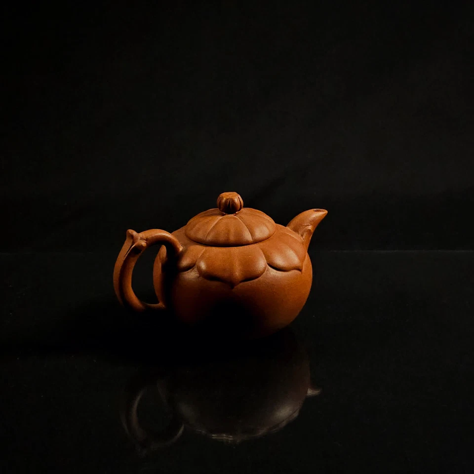 Tetera de arcilla Yixing Zisha, hecha a mano, firmada por el artista Gu Qin - estilo jardín Foto 3 de 4