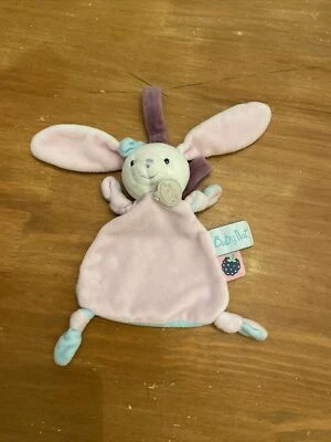Doudou Babynat Lapin Rose Bleu Blanc Mûre Berry Attache Tétine BN0240 Plat - Photo 1/2