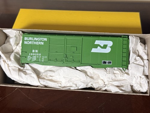 Kit de vagón de carga de acero de doble puerta Accurail 3003 escala HO Burlington Northern 40' | Zustand: New
