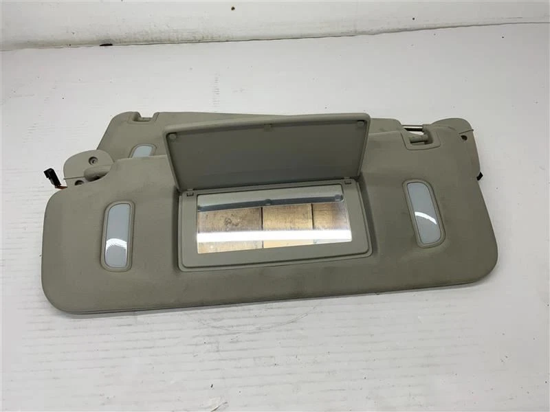 Солнцезащитные козырьки для водителя и пассажира GMC Yukon 2007-2014 годов выпуска серые с подсветкой от оригинального производителя - Изображение 2 из 4