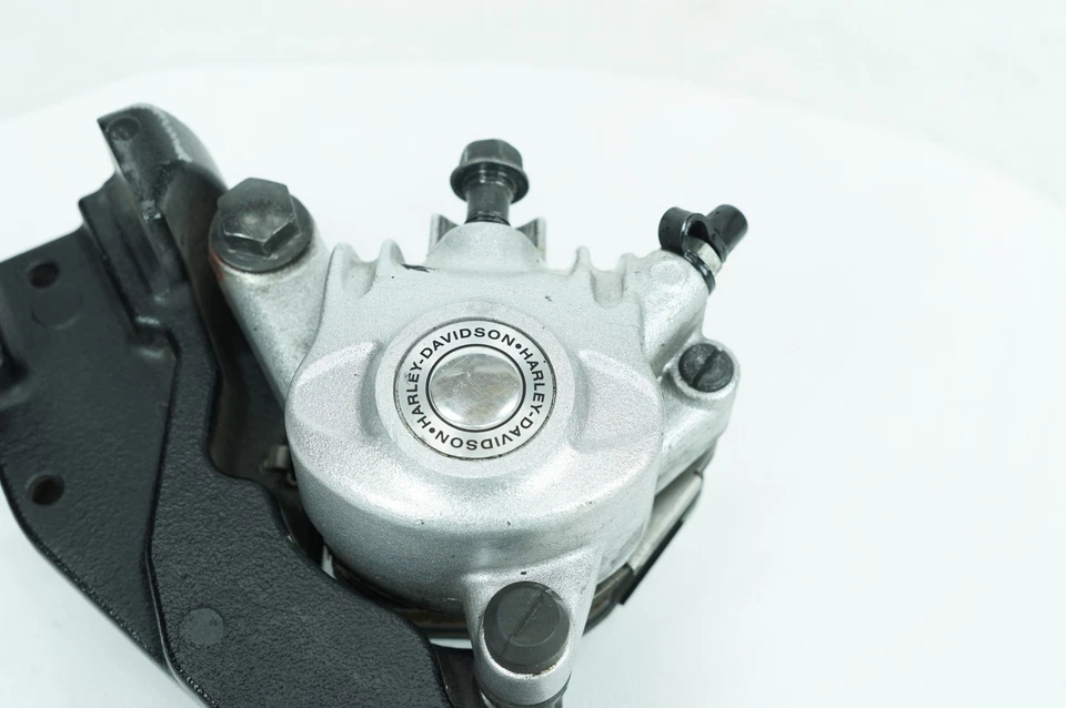 2013 Harley Sportster XL883 SuperLow OEM pinça de freio traseira com suporte - Imagem 3 de 4