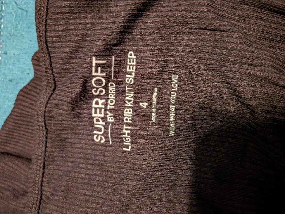 Vestido para dormir Torrid súper suave tejido acanalado claro negro talla 4 (26) con bolsillos Foto 4 de 4