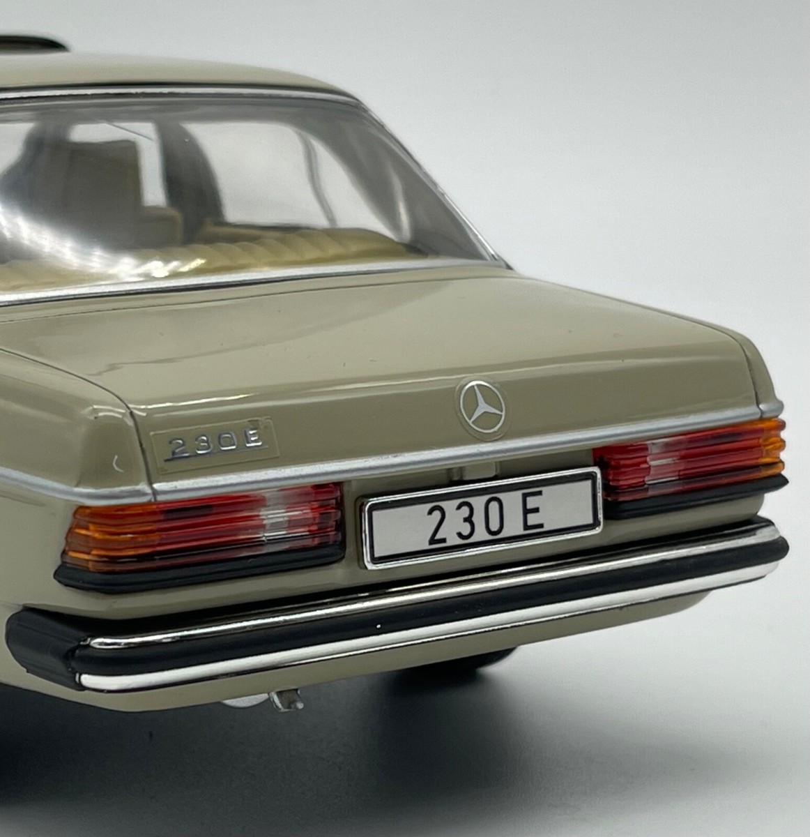 Revell 08808 Mercedes Benz 230 E (W123) Limousine in beige, OVP, 1  