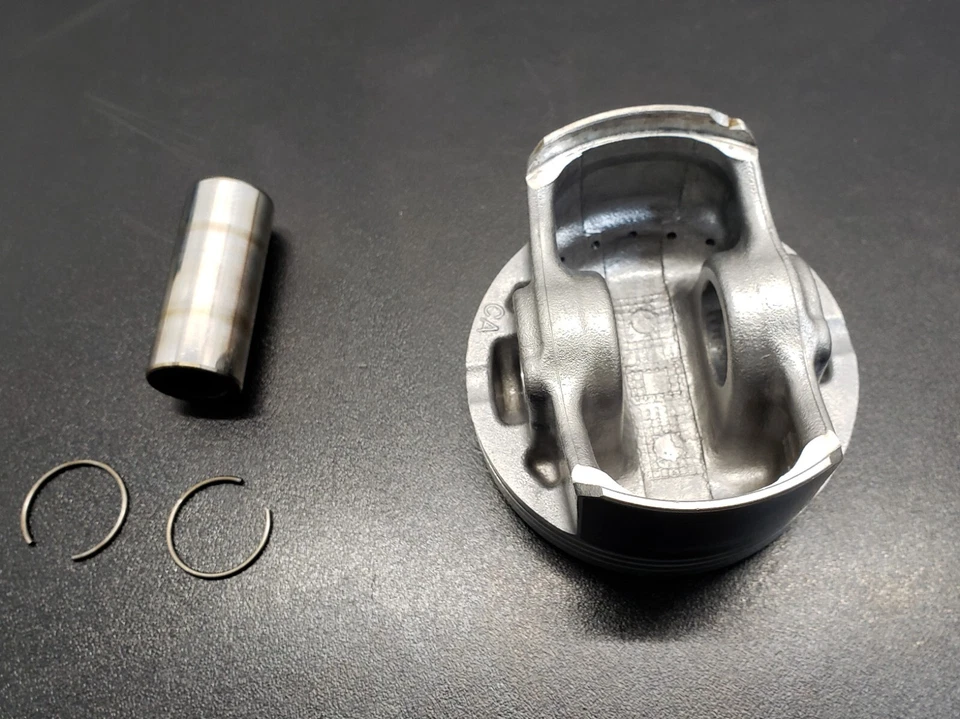 Комплект поршней 2010 - 2011 Honda CR-V K24 B OEM 13020-R40-A00 - Изображение 4 из 4