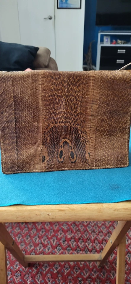 BOLSO CLUTCH VINTAGE PIEL COBRA CON RAYAS EN EL HOMBRO. INTERIOR CUERO SUAVE