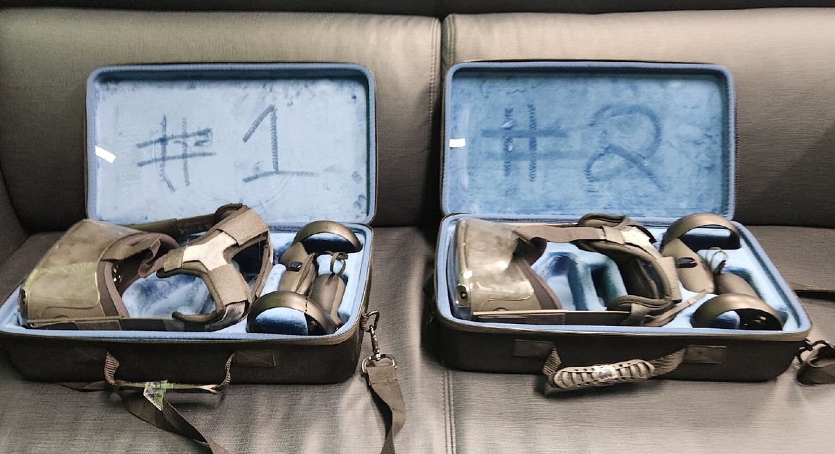 BROKEN Oculus Quest 1 VR System with 2 Controllers & Carrying Case