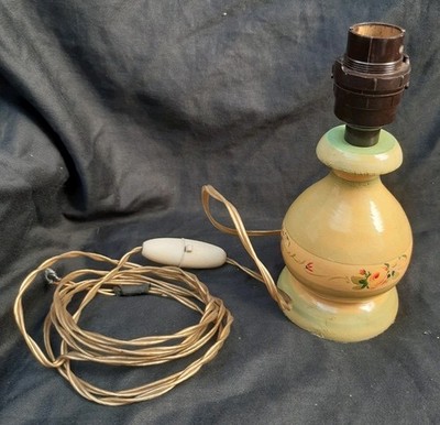 Vintage Tischlampe mit lackiertem gelb/orange Blumenmuster inkl. alter Verkabelung
