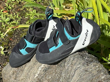 Evolv Men  s Geshido Climbing Shoes Black US 9 EU 42 Medium Width straps pristine