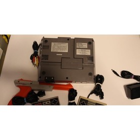 Sistema de entretenimiento Nintendo NES-001 consola NES juego de acci&oacute;n con mandos J