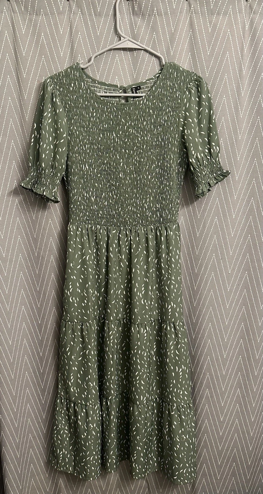 Zattcas Green White Abstract Smocked Midi Sundress Round Neck Ruffle Sleeve S
Opens in a new window