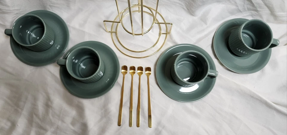 Tazas de café espresso de cerámica verde y soporte de metal dorado y cucharas de metal dorado (juego de 4) Foto 2 de 4