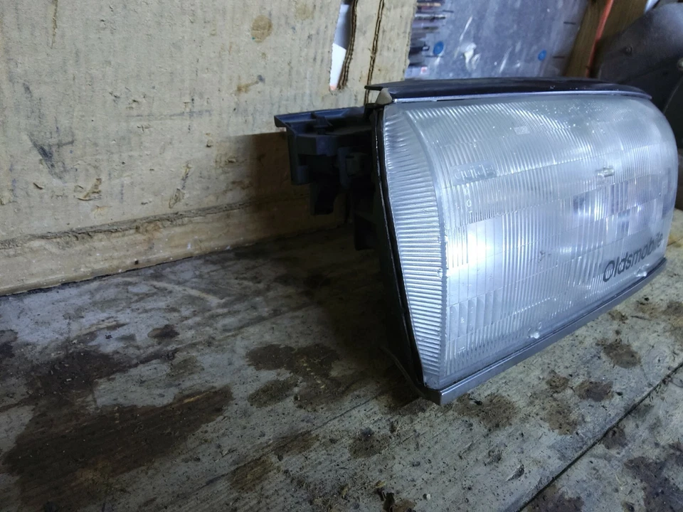OLDSMOBILE 98 MONTAJE FAROS LADO CONDUCTOR OEM 1991-1993 Foto 2 de 4