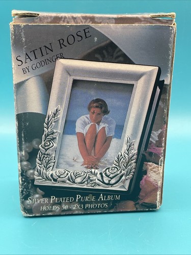 Satynowa róża Godinger posrebrzany mini album fotograficzny mieści 50 2x3 zdjęć - Zdjęcie 2 z 6
