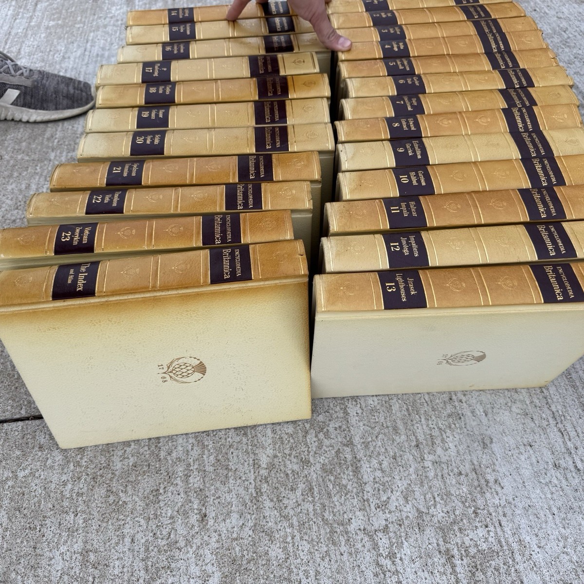 ENCYCLOPEDIA BRITANNICA 1967 Complete Set VERY Rare WHITE Set