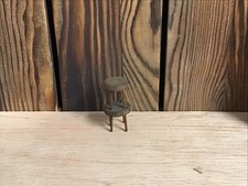 Miniaturowy drewniany stołek dla kolekcjonerów miniatur G4-272