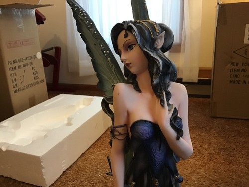 Schöne geflügelte Fee mit zwei Wölfen Harz Figur 23" Neu im Karton! #IB-L - Bild 6 von 15