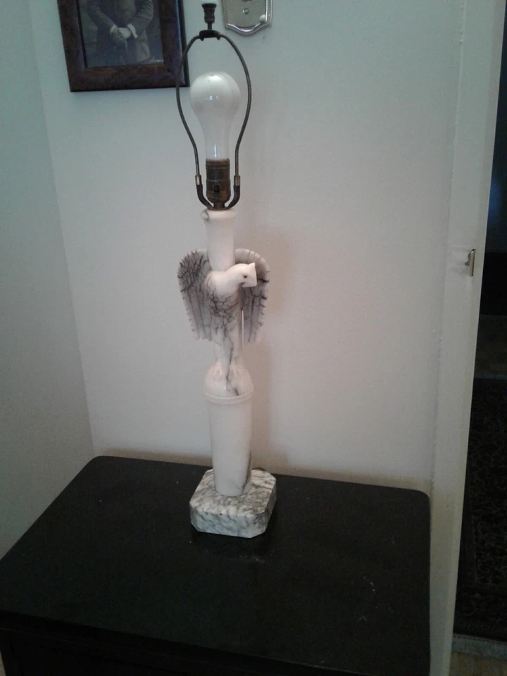 Esculturas de lámparas de águila de mármol de alabastro talladas Foto 2 de 4