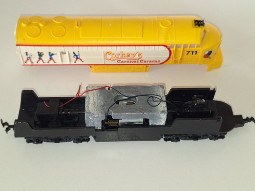 Corkeys Carnival Caravan Bo-Bo diesel Loco. 2 rail DC. HO. Light. V/Good cond - Picture 9 of 9