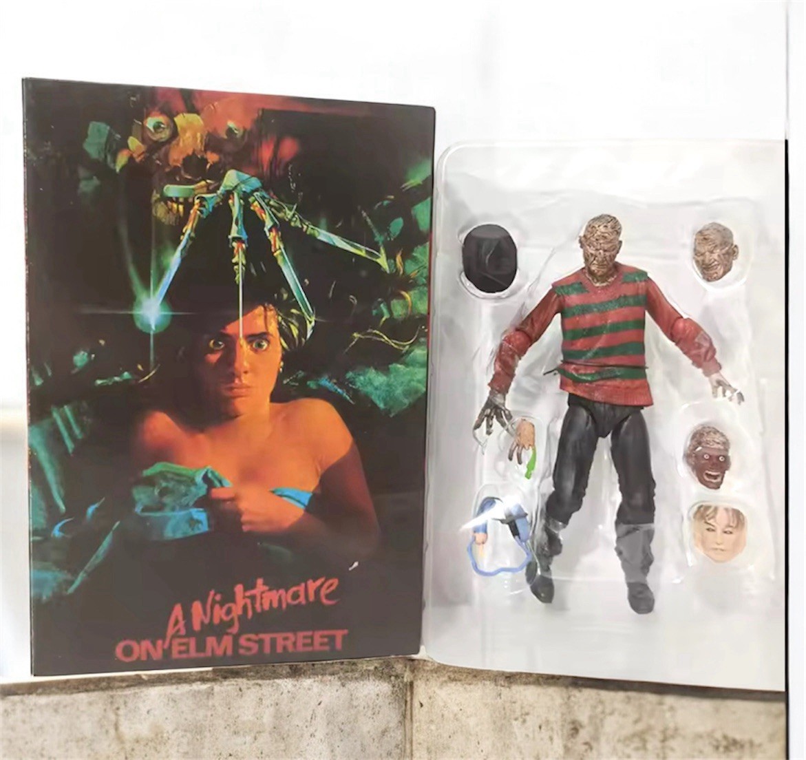 Figurine Freddy Krueger de 18 cm pour décoration de salle de cinéma privée