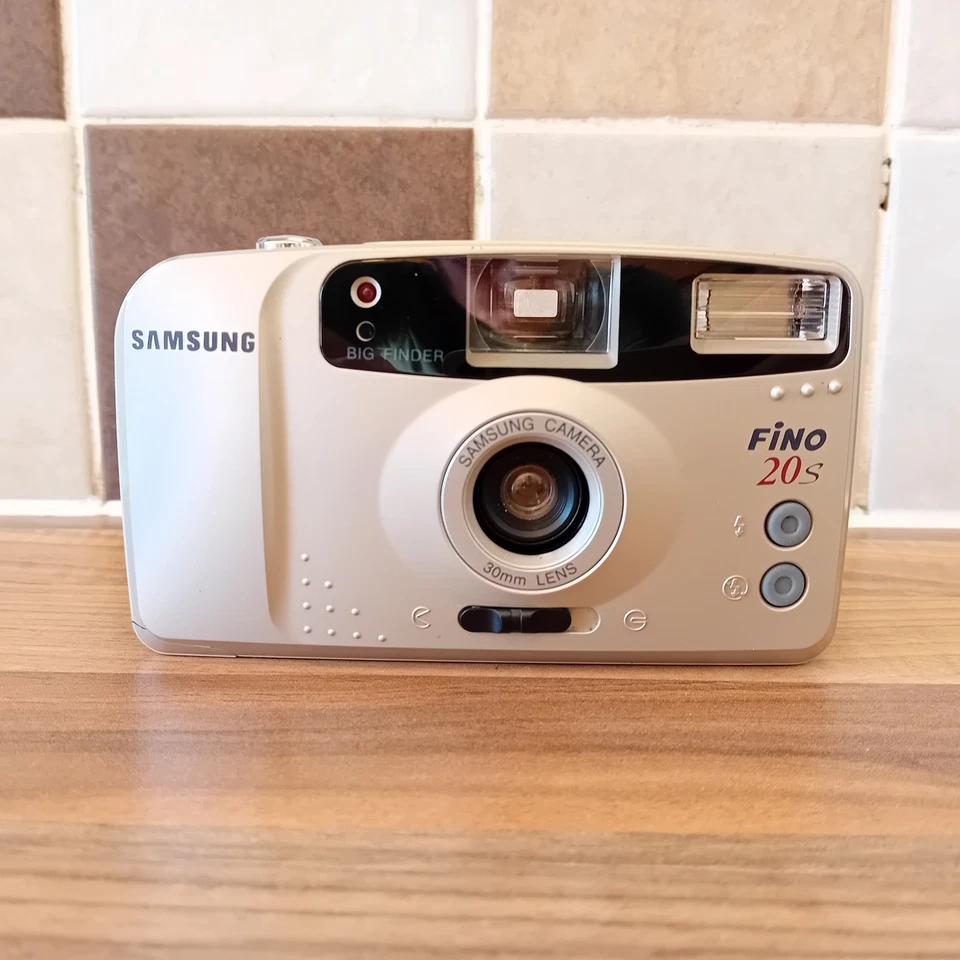 Samsung Fino 20S Film Camera, Big Viewfinder Lens 30mm Built in Flash Gold - Image 2 of 4