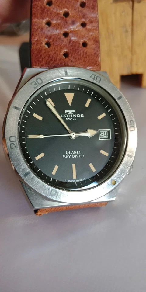 Reloj vintage de cuarzo TECHNOS SKY DIVER 200m para hombre Foto 4 de 4