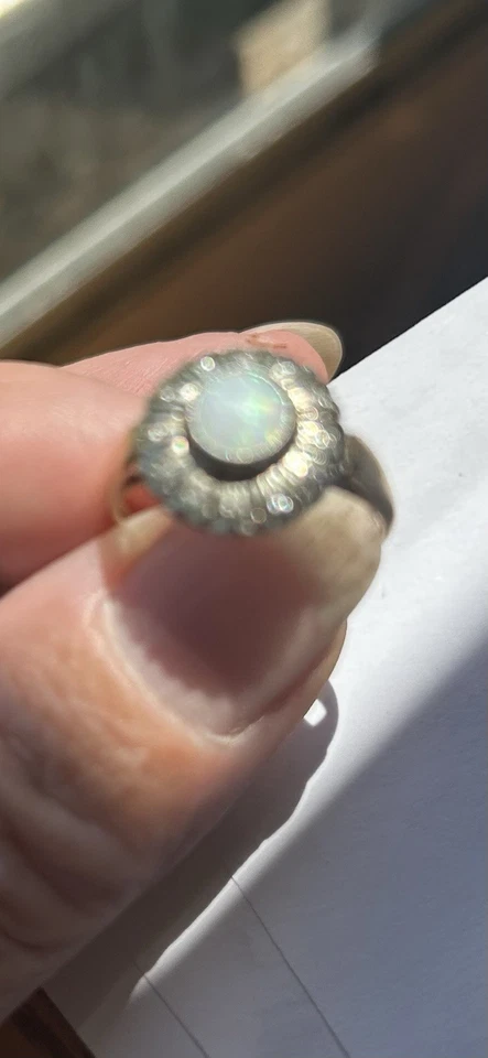 Anillo australiano de ópalo y diamantes Foto 2 de 4