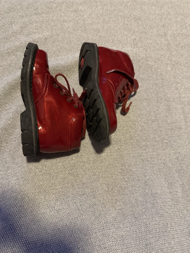 Botas de charol rojo ELEFONTEN para niños pequeños. Talla UE 24 US 8. Usado en excelente estado. Foto 3 de 4