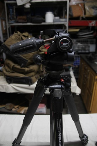 Monfrotto 055xb 3 Section Aluminum Tripod with MONFROTTO HEAD 804RC2 - Picture 3 of 5