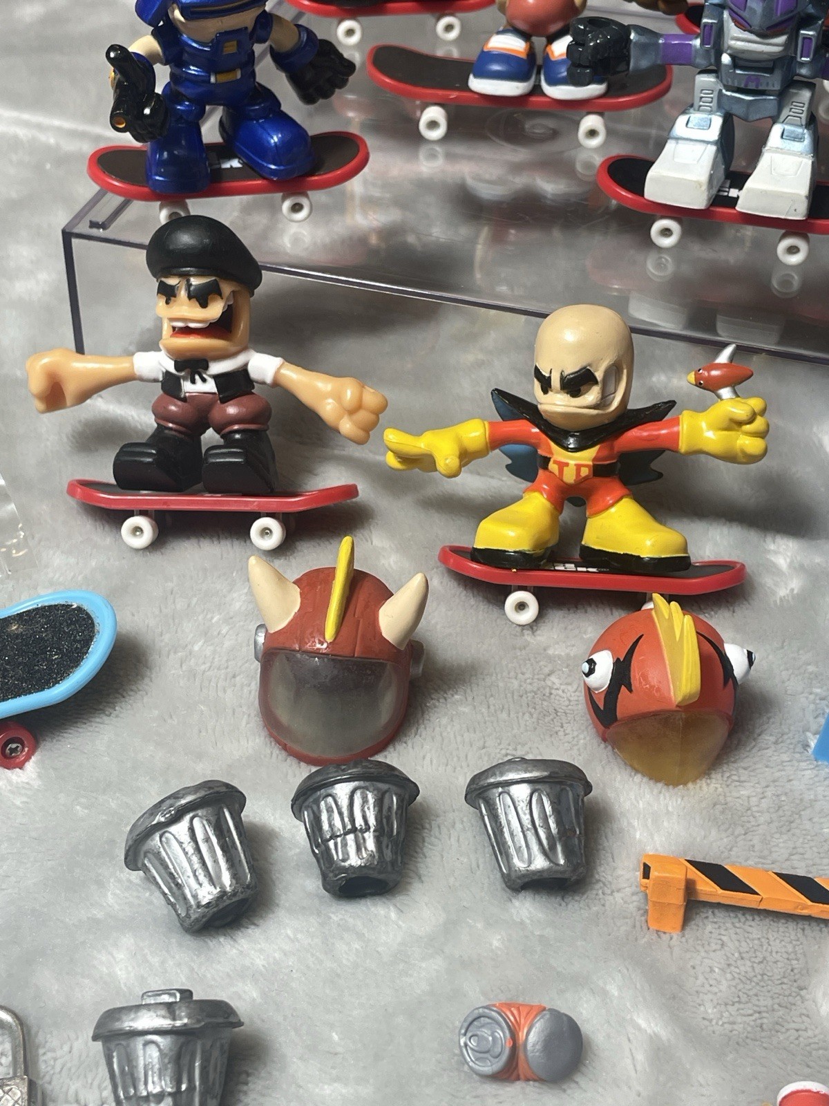 7 FIGURE LOT OF MAGNETIC SKATERS ,VAN  And Accessories FOR TECH DECK COLLECOTRS