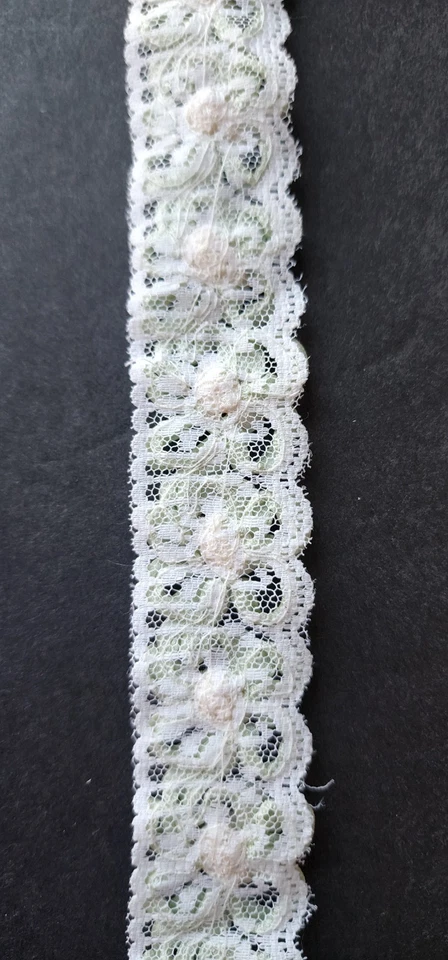 Borde de encaje verde menta vintage con rosetas de satén - 3,6 yardas, 1" de ancho Foto 2 de 4