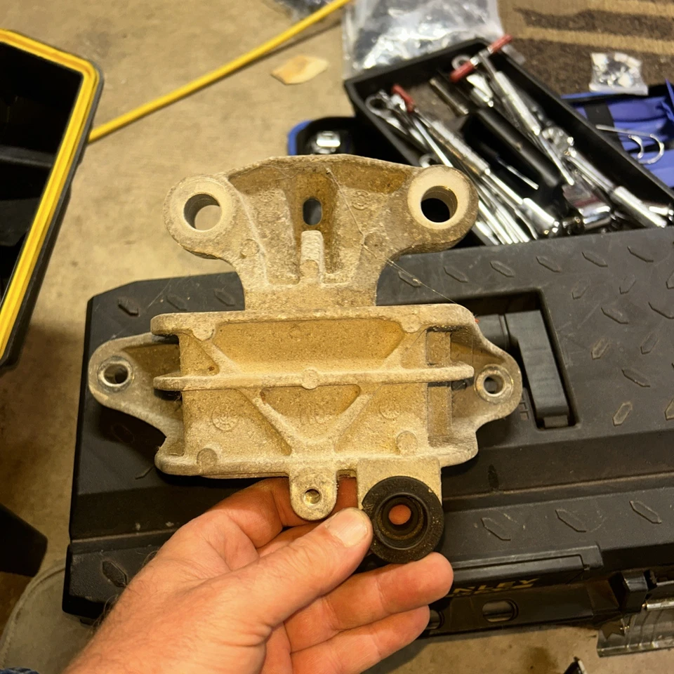 2018-2020 CHEVROLET EQUINOX КРЕПЛЕНИЕ ДВИГАТЕЛЯ ПРАВЫЙ БОКОВОЙ КРОНШТЕЙН 84322223 - Изображение 2 из 4