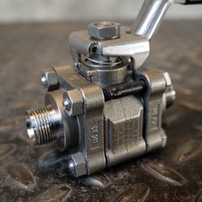Vanne à Aiguille Swagelok 3/8" SS-1VS6 - Acier Inox - 5000 Psi - Neuf (peut Avoir De Petits Défauts)