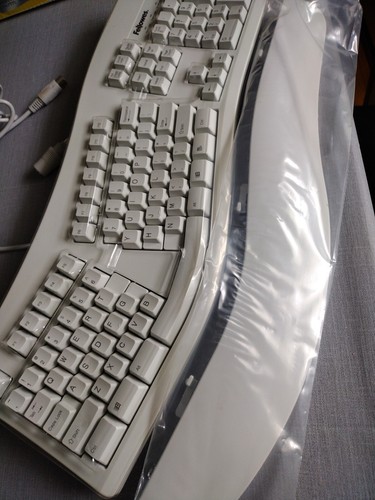 Fellowes Ergonomic Keyboard 99893 for Microsoft Windows 95 - Picture 9 of 9