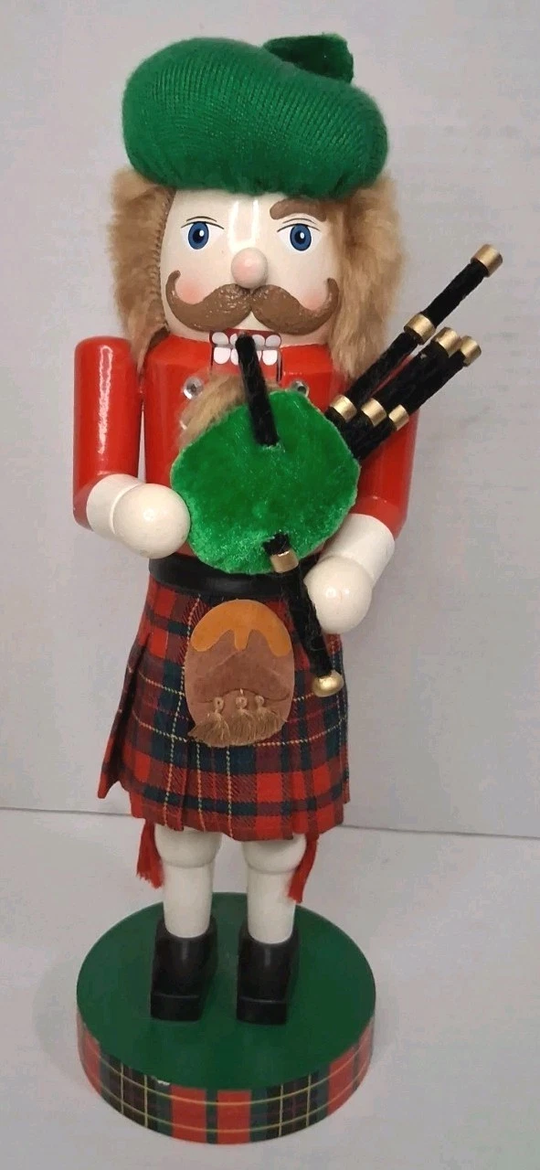 Nutcracker Village 12"Scotsman With Kilt Bagpipes Vintage 2003 Pre-owned