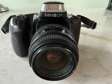 Minolta Maxxum 300si 35mm SLR Film Camera with case and instruction manuals