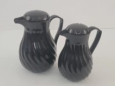 Vollrath 52140 Tilt And Pour Black SwirlServe 32-42 Ounce Beverage Server 