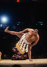 Akebono Taro born in Hawaii as Chad Rowan performs a ritual prior - Old Photo 1