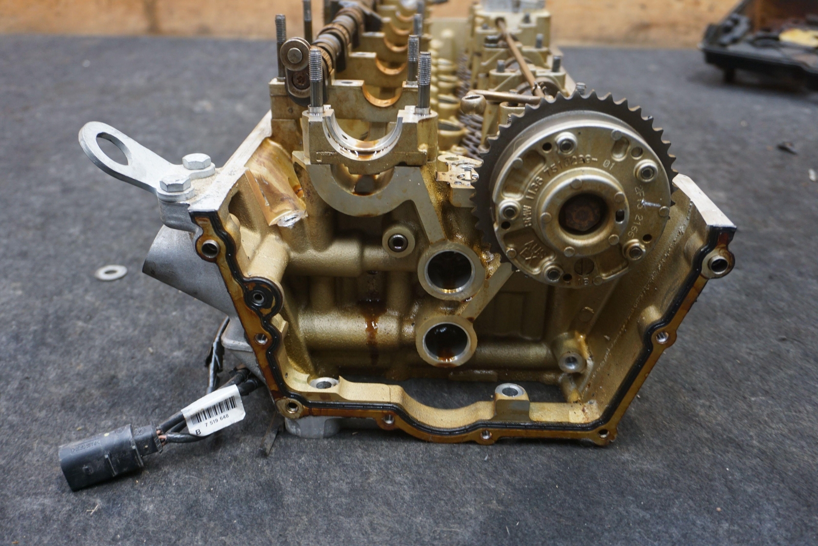 Left Cylinder Head Assembly 11121556129 6.75L Rolls Royce Phantom 