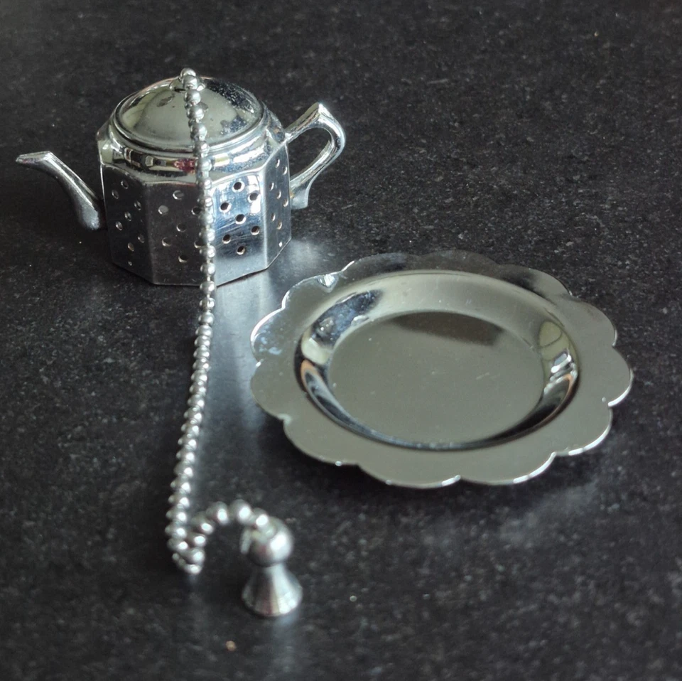 Vintage Metal Teapot Shaped Loose Tea Leaf Infuser with Chain & Base Tray - Image 2 of 4