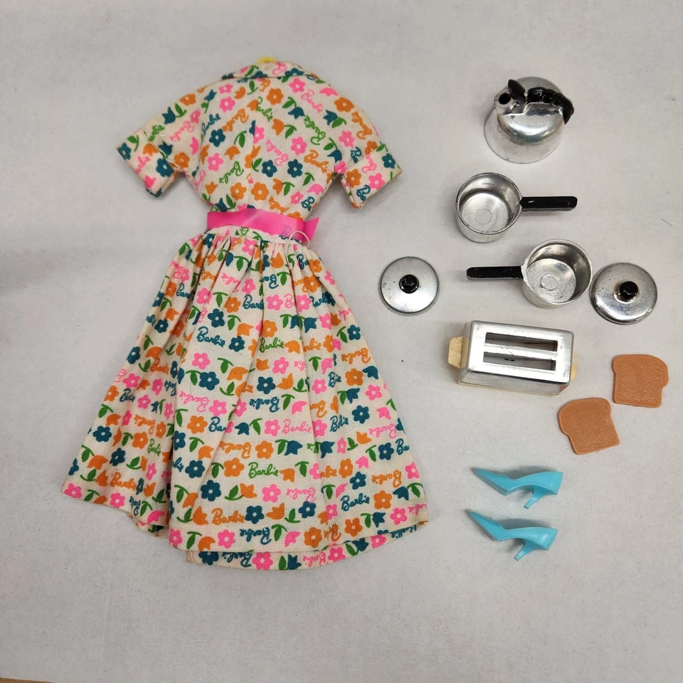 Barbie aprende a cocinar #1634 traje con 2 ollas, hervidor de agua, tostadora y tostadas Foto 2 de 4