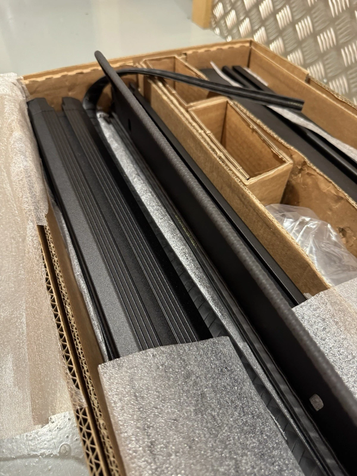 Thule Caprock XL Roof Platform Extra Large 611004 Brand New In Box 13