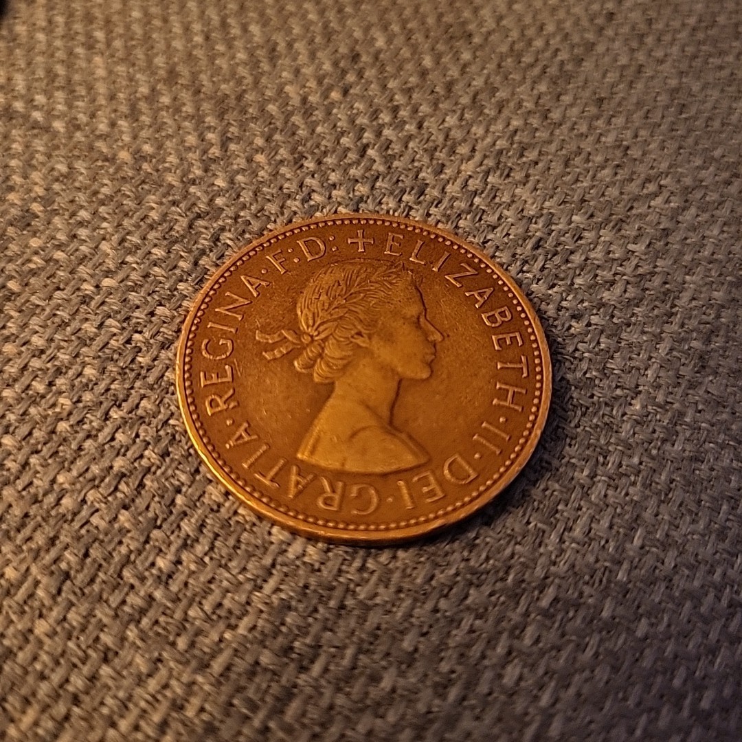 OLD ONE PENNY COIN 1966 QUEEN ELIZABETH II IN VERY GOOD CONDITION. SEE IMAGES