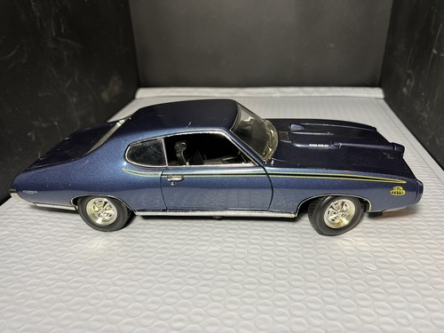 MotorMax Pontiac 1969 GTO Judge Scale 1:18 (D9) - Picture 19 of 24