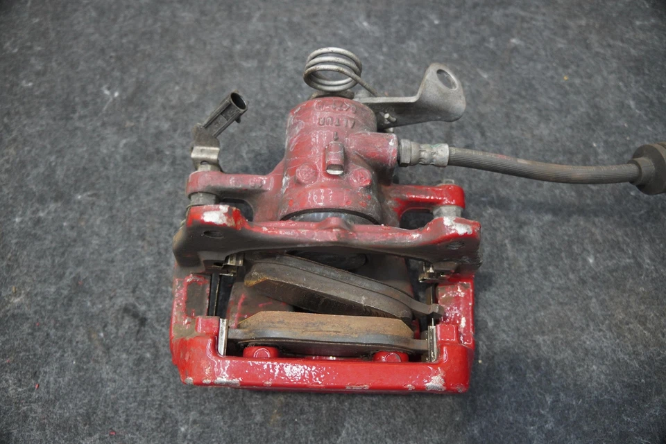 Pinza de freno trasera derecha del lado del pasajero roja 68240489AA OEM Alfa Romeo 4C 2017 Foto 3 de 4