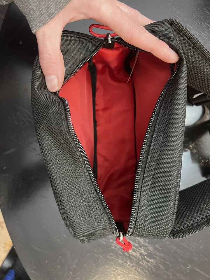 Riñonera Ozark Trail Outback Equipment roja y negra Foto 3 de 4