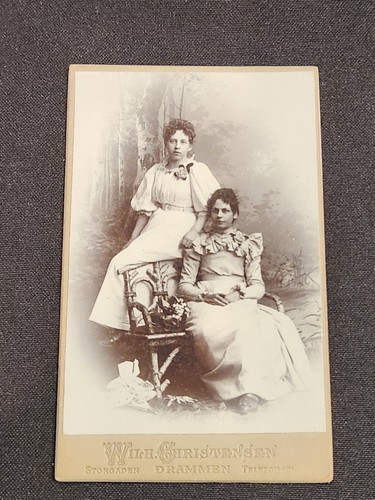 3 antike Schwarz-Weiß Fotoportraits junger Frauen - Bild 3 von 17
