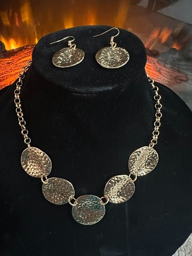 Set collana e orecchini disco martellato tono oro con disegno maglia catena - Foto 5 di 12