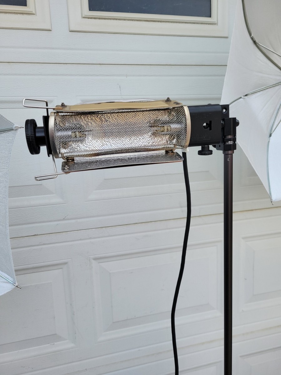 3 X Lowel Light Kit w/ Pro, Tota, Omni, Stand, Umbrellas 3 3 X Lowel Light Kit w/ Pro, Tota, Omni, Stand, Umbrellas 3