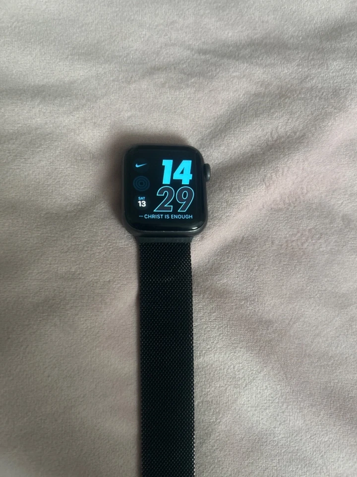 Apple Watch SE 40mm Space Grey Aluminum Case with Black Metal Band - GPS/CELL, photo 2 of 4