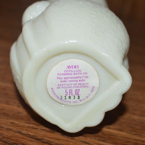 Vintage Avon SUZETTE White Poodle Field Flowers Foaming Bath Oil 5oz Empty w/box - Picture 9 of 10